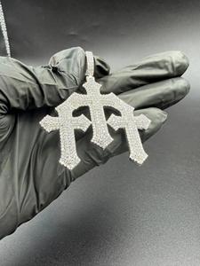 Pendentif de luxe en argent 925 triple croix entièrement sertie de diamants, design croix superposée, bijou de déclaration hip-hop haut de gamme - Product Image 4