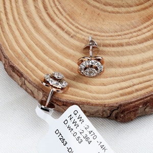 Vente en gros de boucles d'oreilles à visser en or rose massif 14 carats avec diamant naturel de 0,53 carat, motif fleur de rose superposée, bijoux fins, Memoria Jewels - Product Image 4