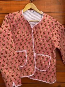 Chaqueta Acolchada de Algodón Hecha a Mano en India para Mujer, Estampado Floral, Bolsillos con Parches Bordados, Cierre de Botones, Otoño-Primavera - Product Image 1
