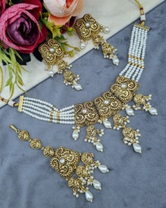 Collier ras-de-cou élégant en perles et pierres CZ avec boucles d'oreilles pendantes assorties et Tika pour le front – Parures de bijoux traditionnels de créateur - Product Image 4