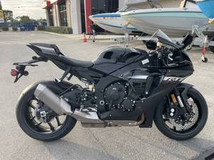 Moto Supersport à Essence 1000cc 2024 avec Refroidissement Liquide, Transmission à 6 Vitesses et ABS - Product Image 4