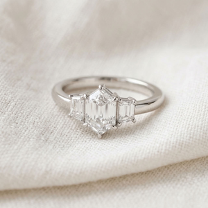 Bague en argent 925 à trois pierres en moissanite taille émeraude certifiée IGI, sertie à griffes, pour fiançailles, mariage, cadeau, bijoux - Product Image 2