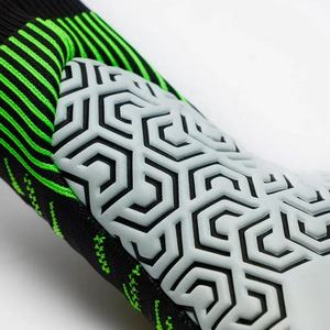 Gants de football avec logo personnalisé, confortables, design classique pour adultes, nouveaux gants de gardien OEM, confortables, à séchage rapide - Product Image 4