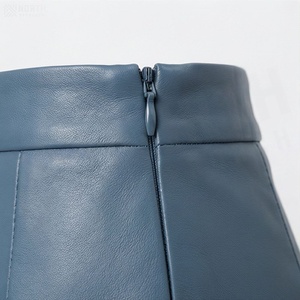 Jupe mini asymétrique en similicuir pour femme avec fente, couleur unie, design brillant, taille normale, style toutes saisons - Product Image 4