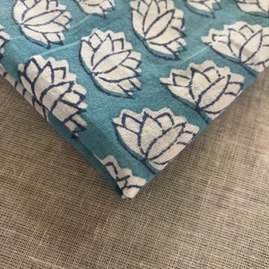 Tissu en coton imprimé à la main avec motif de lotus |   Indigo sur textile indien vert sarcelle - Product Image 3