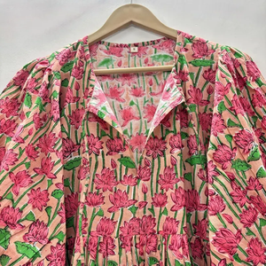 เดรสสั้นคอวี แขนสามส่วน ผ้าฝ้ายพิมพ์ลายดอกไม้แบบแฮนด์บล็อก เป็นมิตรต่อสิ่งแวดล้อม แต่งระบายชายกระโปรงด้วยลูกไม้ทำมือ สไตล์ไครา ชิโนเซอรี สำหรับโอกาสพิเศษ - Product Image 2