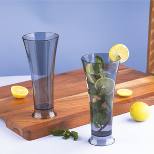 Vaso transparente para beber, colocado sobre una superficie de madera con un diseño claro, ideal para servir agua, jugo o bebidas en un estilo moderno. - Product Image 6