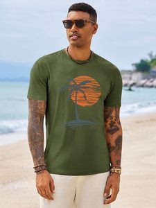 Camiseta de Manga Corta Verde Oliva para Hombre con Estampado de Palmeras al Atardecer, Cuello Redondo Informal, Algodón Jersey, Corte Regular - Product Image 5