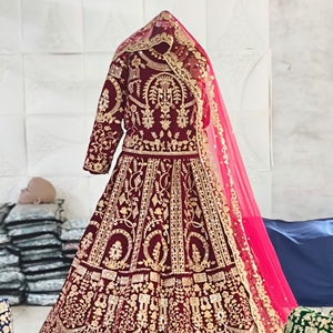Conjunto de Lehenga Choli de terciopelo real con bordado elaborado, Dori decorativo, trabajo de diamantes y dupatta de malla de Royal Export - Product Image 6