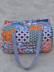Sac de voyage en toile imprimé à la main avec motifs floraux, bleu et rose, grande capacité, sac de week-end, fermeture éclair textile - Product Image 1