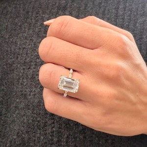 แหวนเพชรทรงเอเมอรัลด์ 3.02 กะรัต หรูหรา ดีไซน์แบบ Eternity Band ผลิตจากเพชรที่เพาะเลี้ยงในห้องปฏิบัติการ ทองคำ 14K สีเหลือง เหมาะสำหรับเป็นของขวัญในงานปาร์ตี้ หรือเป็นเครื่องประดับสำหรับงานแต่งงานหรือเป็นของขวัญแทนคำมั่นสัญญา - Product Image 3
