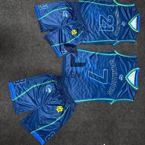 Uniforme de football pour hommes sur mesure de haute qualité, respirant, écologique, en polyester, col en V, logo sur le devant, séchage rapide, antibactérien - Product Image 1