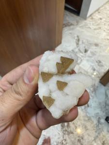 Calcedoine blanche naturelle avec pierre de calcite |   Cristal décoratif pour la décoration de la maison et du bureau - Product Image 2