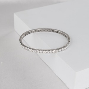 กำไลข้อมือแบบซ้อนได้ทรงอินฟินิตี้ประดับเพชรโมอิสซาไนต์ทรงกลม VVS1 สำหรับผู้หญิง เงินแท้ 925 เครื่องประดับชั้นดี ของขวัญวันครบรอบสำหรับเธอ - Product Image 3