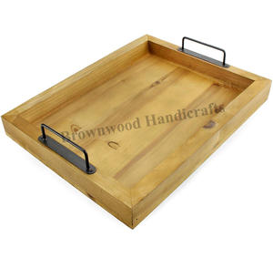 Bandeja de servicio hecha a mano de madera de pino macizo con asas de metal para bares, restaurantes y hoteles, superventas, venta directa de fábrica - Product Image 1