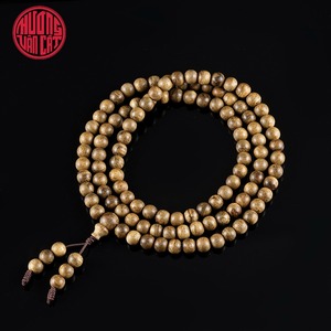 สร้อยข้อมือไม้กฤษณามาเลเซีย 108 เม็ด ขนาด 6 มม. แบบจมตัวเล็กน้อย – ไม้กฤษณาธรรมชาติมาเลเซียคุณภาพสูงสำหรับสวดมนต์ - Product Image 2