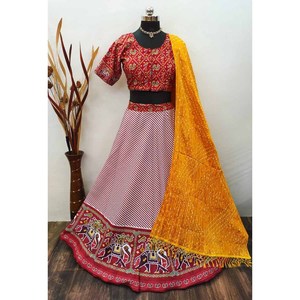 FANTAISIE SATIN IMPRIMÉ TRAVAIL LEHENGA CHOLI AVEC DUPATTA OIGNON - Product Image 1