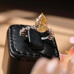 Anillo de Diamante Amarillo Corte Pera con Piedras Laterales Marquise en Oro Amarillo Sólido, Anillo de Compromiso Único, Joyería Nupcial de Lujo, Regalo - Product Image 3