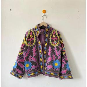 Veste Suzani artisanale en velours marron à motifs floraux pour femme, col montant, style bohème, manches longues, vêtement d'extérieur de luxe pour le printemps - Product Image 1