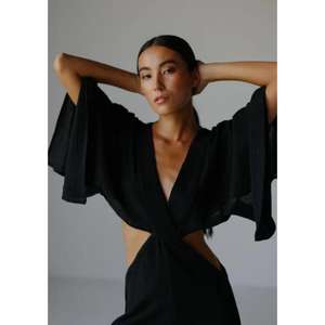 Robe longue noire pour femme à col en V, découpes et manches évasées |   Robe de soirée à taille naturelle, imprimé floral, écologique - Product Image 4