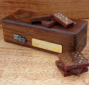 โดมิโนไม้ฝังทองเหลืองในกล่องไม้สำหรับจัดแสดง - Product Image 1