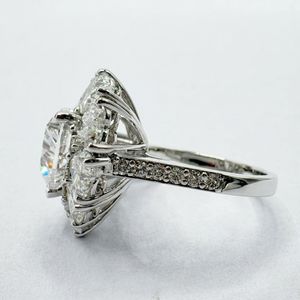 Anillo de Compromiso con Diamante Cultivado en Laboratorio en Forma de Corazón de 6.28 CTW, Certificado por IGI, Oro Blanco Sólido de 14K, Banda de Halo Tipo Cóctel - Product Image 2
