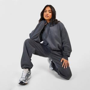 Ensemble de survêtement sportif pour femme 2026, couleur personnalisée, broderie de logo de haute qualité, velours décontracté Y2K, survêtement de jogging zippé 2 pièces en velours - Product Image 2