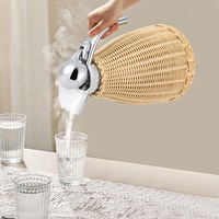 Pichet en rotin design avec couvercle à clip, idéal pour la décoration intérieure, le service d'eau et de boissons, fabriqué à la main en Inde