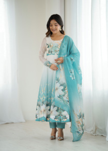 Vestido Anarkali de organza de seda estampada con elegante trabajo artesanal de Jari, falda de cuatro metros con corte Kali, conjunto de pantalón y dupatta de encaje Gota Patti. - Product Image 5