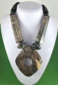 Collier en corne d'inspiration ethnique, fait main avec des techniques traditionnelles, parfait pour le style de mode culturel et les présentations de bijoux - Product Image 4