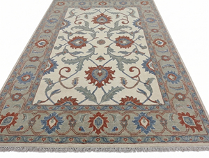 Alfombra Moderna de Lana Oushak, Hecha a Mano, Ecológica, Antideslizante, en Tonos Marfil, Verde Salvia, Rojo Óxido y Azul, con Diseño Floral y Borde de Palmette para Sala de Estar - Product Image 1