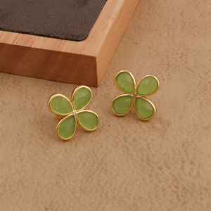 Boucles d'oreilles clous fleur en préhnite verte - Boucles d'oreilles clous délicates plaquées or 18 carats motif trèfle à quatre feuilles - Bijoux faits main en pierre précieuse taille poire R - Product Image 3