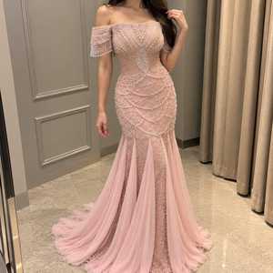 Vestido de noche de satén rosa rubor estilo sirena con corsé bordado de cuentas en los hombros, mangas con flecos y bordado de cristales, largo hasta el suelo y cintura imperio. - Product Image 1