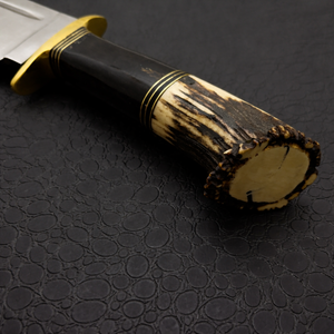 Cuchillo Bowie hecho a mano en acero al carbono de alto brillo con mango de cuerno y funda de cuero. - Product Image 2