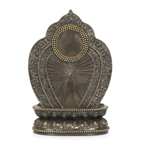 Vente en gros : Sculpture de Bouddha de la Guérison assis en résine, avec halo sculpté au dos, finition métallique antique, pour la décoration de table et d'intérieur - Product Image 5