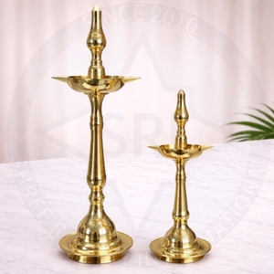 Ensemble de lampes à huile traditionnelles artisanales Kerala Nilavilakku en laiton antique à motif paon (2 tailles) avec support de sol pour Diya - Product Image 2