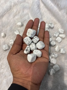 Pierre de howlite polie, ronde et lisse, aux tons blancs doux et veinures grises distinctives, idéale pour les collections de cristaux et la décoration. - Product Image 2