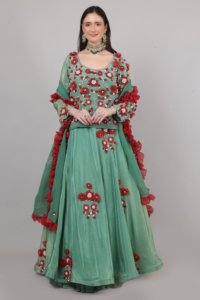 Lehenga Choli de Diseñador para Mujer con Cuentas de Flores Rojas, Adornos de Dana y Perlas, Prenda Moderna para Celebraciones - Product Image 3