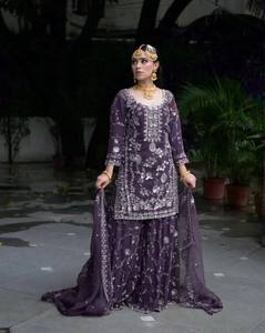 Collection Tennecy en FOX GOARGATE Ensemble haut et dupatta à broderie lourde et travail de sequins, infroissable, réversible, prêt-à-porter pour mariage - Product Image 3