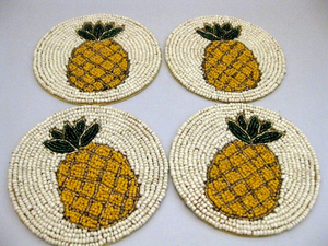 Set de table artisanal en perles de rocaille, broderie de coton faite à la main, tissu de base blanc, thème Amour, logo personnalisé - Product Image 2