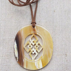 Collar Artístico de Cuerno Natural con Superficie Pulida, Diseñado para Mujeres Modernas, Joyería de Moda y Accesorios Destacados - Product Image 1