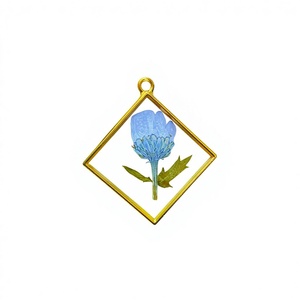 Nouveauté : Collier pendentif en résine de fleurs séchées style vintage, bijoux orgonite florale de qualité supérieure, approvisionnement direct en gros depuis l'Inde - Product Image 1