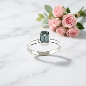 Bague en argent 925 avec topaze bleue taille émeraude, sertie clos, minimaliste, géométrique, pour femme, à porter au quotidien - Product Image 3