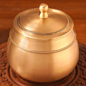 Pot de rangement sophistiqué en laiton brossé, orné d'une fine doublure perlée sur les bords. Disponible au prix de gros. - Product Image 1