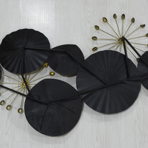 Sculpture murale moderne en métal, disque radiant, or, noir, cuivre, abstrait, effet soleil, pour un intérieur élégant - Product Image 6