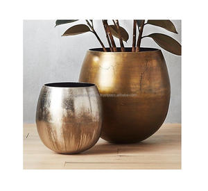 Jardinière en métal design conçue pour une présentation élégante des plantes dans les salons, les patios et les jardins - Product Image 1