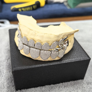 Juego Completo de Grillz Dentales de Plata 925 para Hombre con Moissanita, 20 Piezas, Personalizado con Pavé, Joyería Bucal de Lujo Estilo Hip Hop - Product Image 1