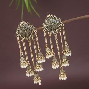 Boucles d'oreilles pendantes Jhumka multicouches plaquées or 24 carats avec perle - Product Image 5