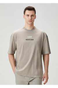 เสื้อยืดโอเวอร์ไซส์สตรีทแวร์ผู้ชาย พิมพ์โลโก้ตามสั่ง ผ้าฝ้ายแท้ 100% ทรงหลวม ไหล่ตก สีกากี เนื้อผ้าหนา แขนปกติ กันยับ - Product Image 4