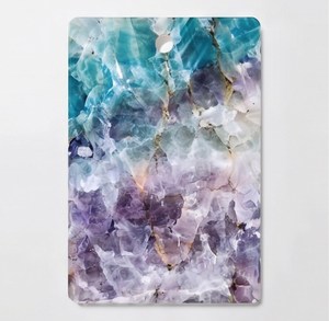 Tabla de cortar de vidrio templado rectangular con patrón de mármol cristalizado en degradado azul y morado con orificio para colgar. - Product Image 1